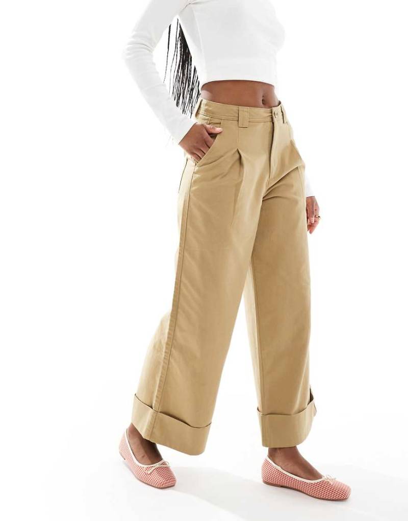 ASOS DESIGN - Knöchellange Hose in gebürstetem Steinbeige mit weitem Bein und Umschlag-Grün von ASOS DESIGN