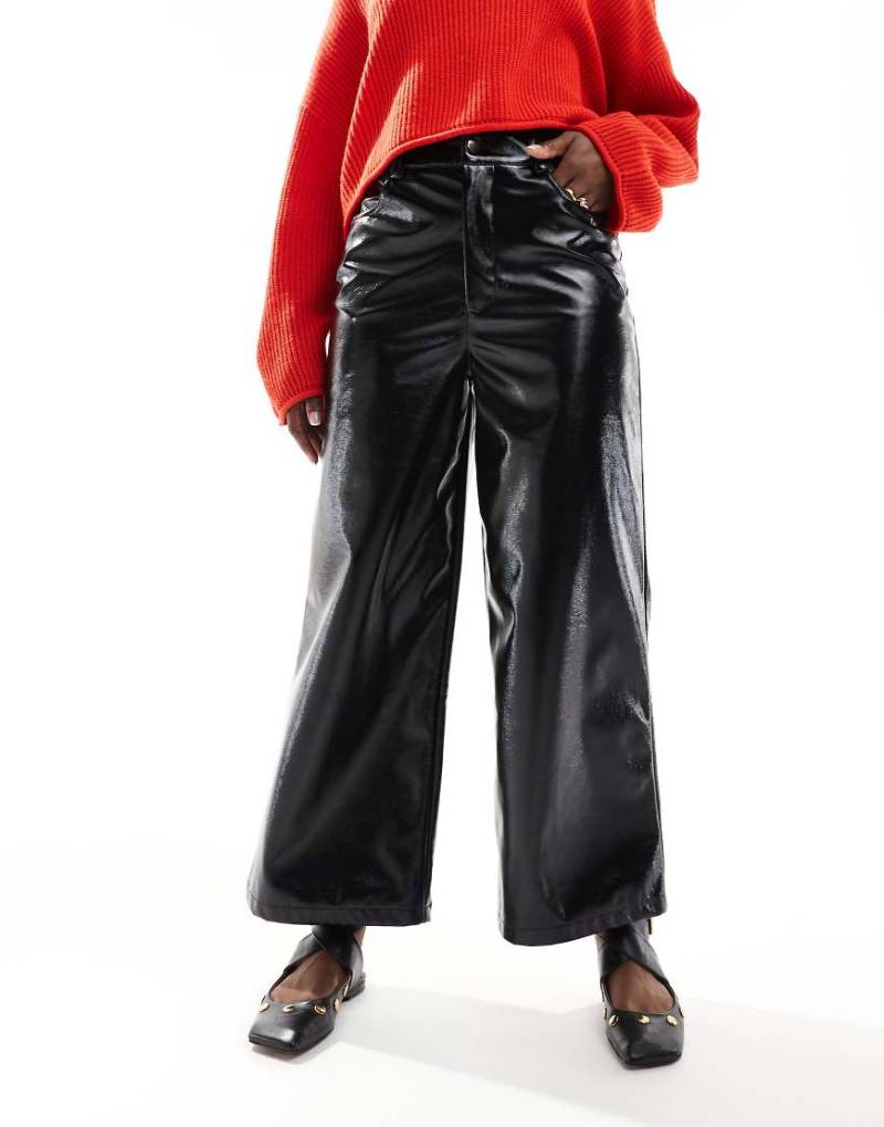 ASOS DESIGN - Knöchellange Hose in glänzendem Schwarz mit weitem Bein von ASOS DESIGN