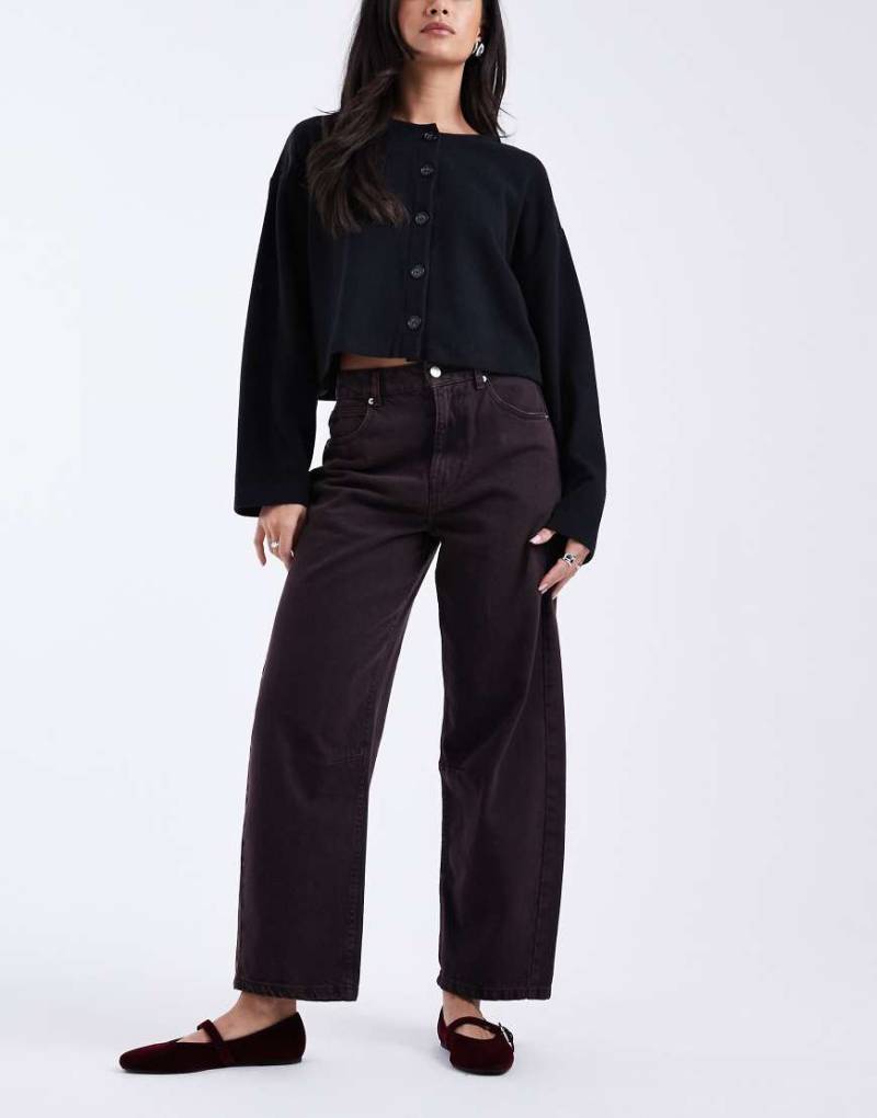 ASOS DESIGN - Knöchellange Jeans in Burgunderrot mit abgerundetem Beinschnitt und elastischer Taille von ASOS DESIGN