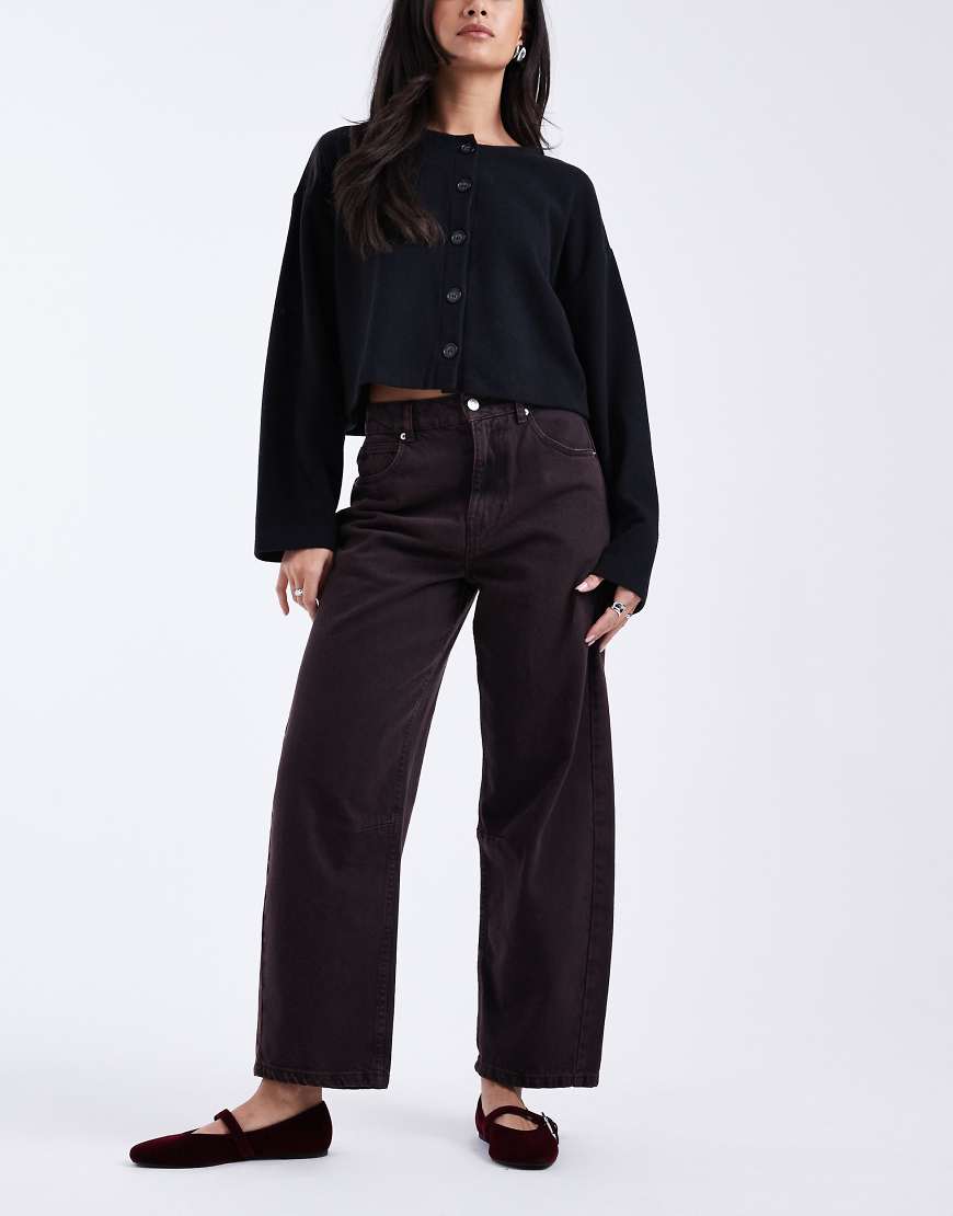 ASOS DESIGN - Knöchellange Jeans in Burgunderrot mit abgerundetem Beinschnitt und elastischer Taille von ASOS DESIGN