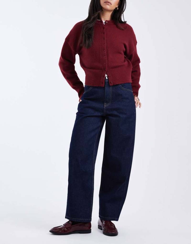 ASOS DESIGN - Knöchellange Jeans in Rinse-Waschung mit abgerundetem Beinschnitt und verstellbarem Bund-Marineblau von ASOS DESIGN