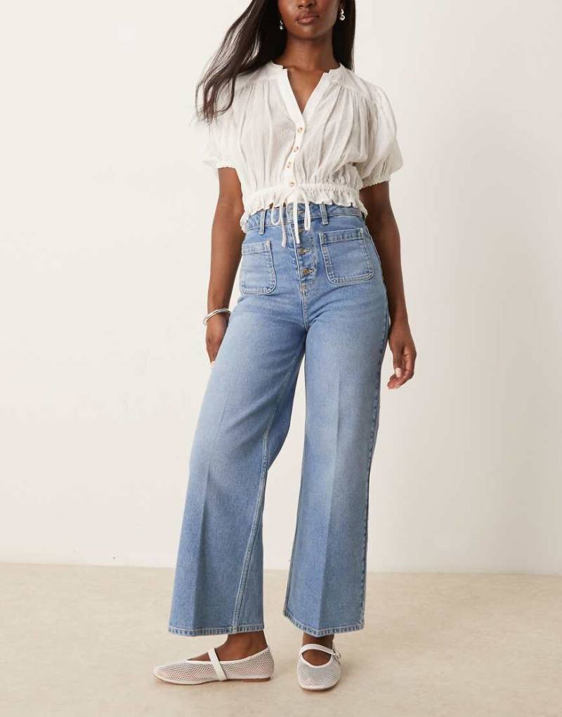 ASOS DESIGN - Knöchellange Jeans in heller Waschung mit Knöpfen vorne-Blau von ASOS DESIGN