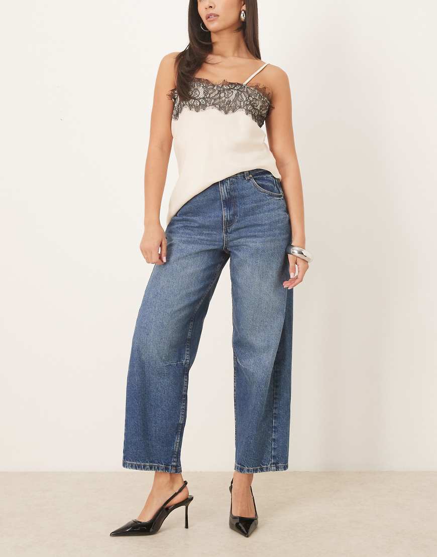 ASOS DESIGN - Knöchellange Jeans in mittlerer Waschung mit verstellbarem Bund und abgerundetem Beinschnitt-Blau von ASOS DESIGN