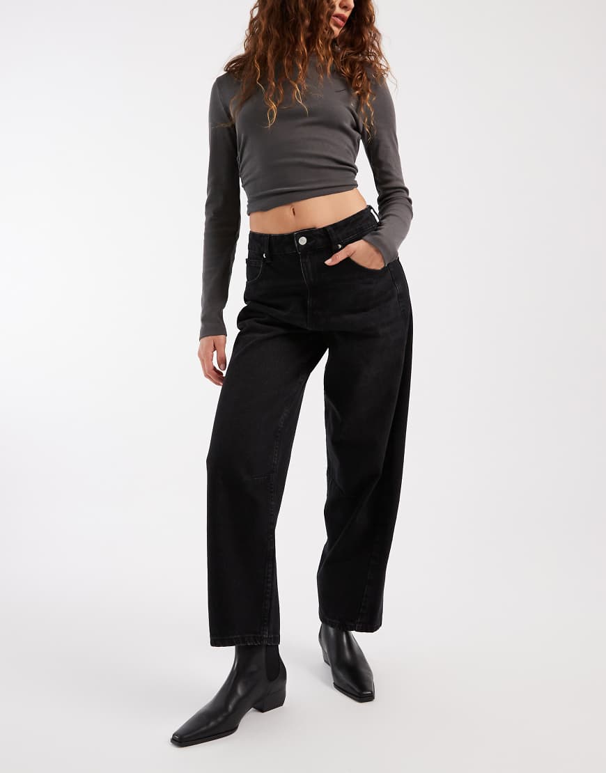 ASOS DESIGN - Knöchellange Jeans in verwaschenem Schwarz mit abgerundetem Beinschnitt und verstellbarer Taille von ASOS DESIGN