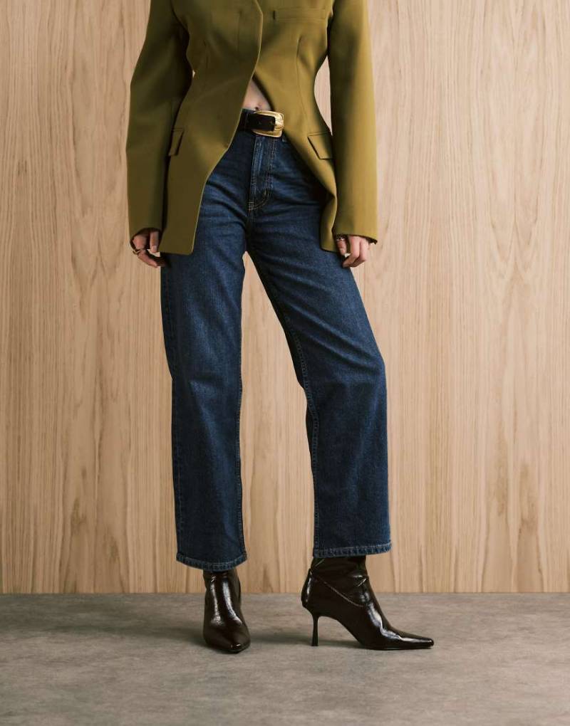 ASOS DESIGN - Knöchellange Jeans in dunkler Waschung mit geradem Schnitt und Comfort-Stretch-Blau von ASOS DESIGN