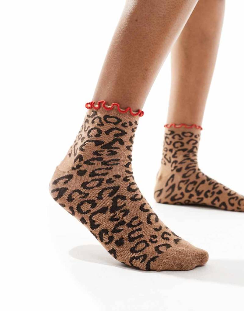ASOS DESIGN - Socken in Braun mit Leopardenmuster und rotem Rüschenrand ASOS DESIGN - Socken in Braun mit Leopardenmuster und rotem Rüschenrand von ASOS DESIGN