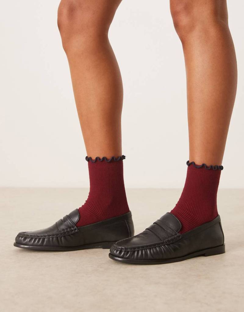 ASOS DESIGN - Knöchelsocken in Burgunderrot mit Rüschenborte von ASOS DESIGN