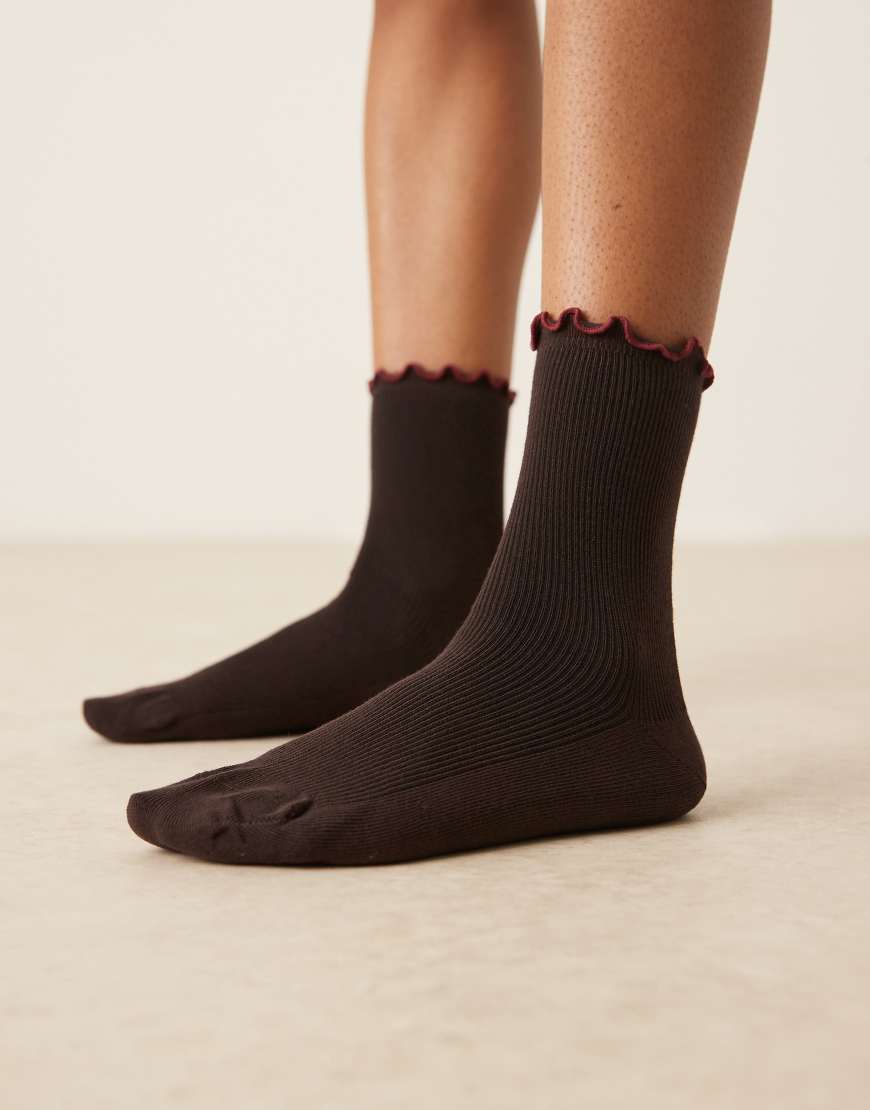 ASOS DESIGN - Knöchelsocken in Schokobraun mit Rüschenborte ASOS DESIGN - Knöchelsocken in Schokobraun mit Rüschenborte von ASOS DESIGN