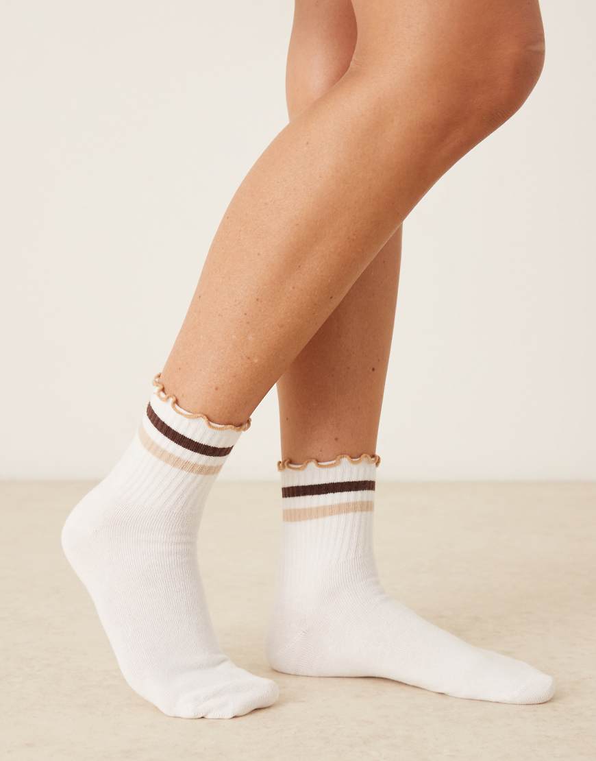 ASOS DESIGN - Knöchelsocken in Weiß mit Rüschenborte und braunen Streifen von ASOS DESIGN