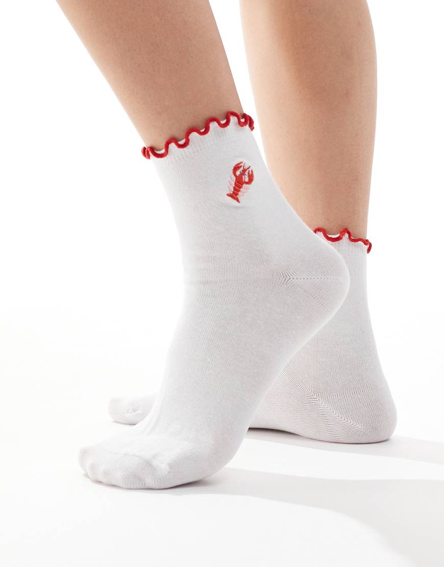 ASOS DESIGN - Knöchelsocken mit Hummerstickerei und Rüschenrand-Weiß ASOS DESIGN - Knöchelsocken mit Hummerstickerei und Rüschenrand-Weiß von ASOS DESIGN