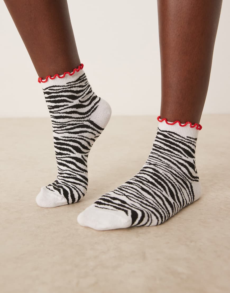 ASOS DESIGN - Knöchelsocken mit farblich abgesetzter Rüschenkante und Zebramuster-Weiß ASOS DESIGN - Knöchelsocken mit farblich abgesetzter Rüschenkante und Zebramuster-Weiß von ASOS DESIGN