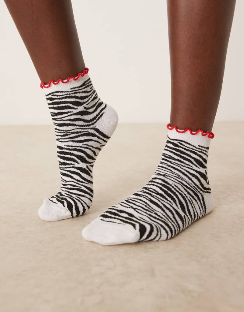 ASOS DESIGN - Knöchelsocken mit farblich abgesetzter Rüschenkante und Zebramuster-Weiß von ASOS DESIGN
