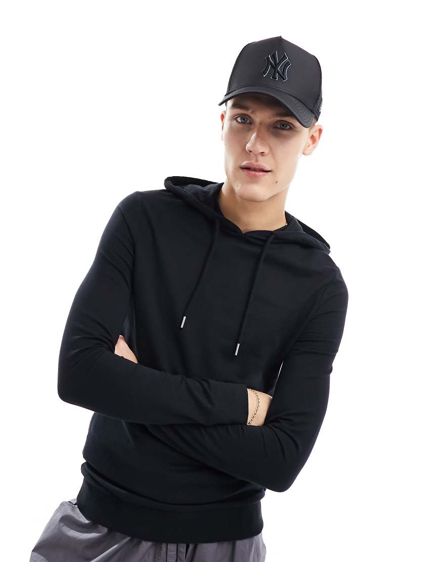 ASOS DESIGN - Körperbetonter Kapuzenpullover in Schwarz ASOS DESIGN - Körperbetonter Kapuzenpullover in Schwarz von ASOS DESIGN