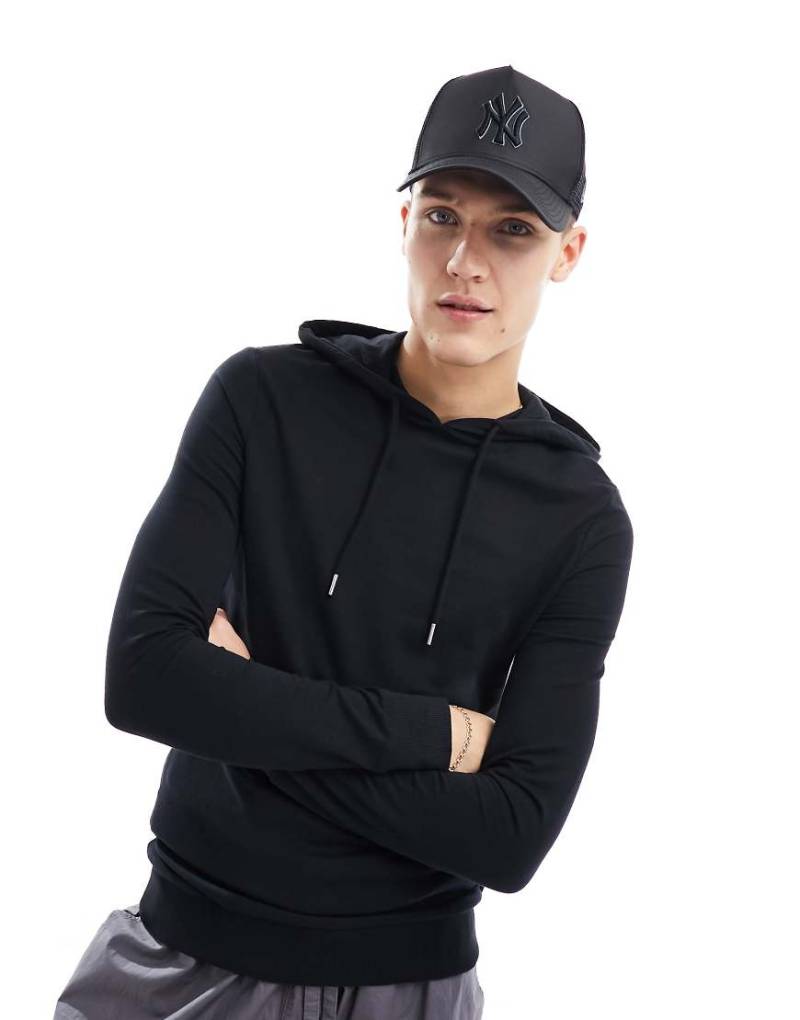 ASOS DESIGN - Körperbetonter Kapuzenpullover in Schwarz von ASOS DESIGN