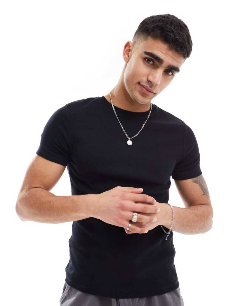 ASOS DESIGN - Geripptes Basic-T-Shirt in Schwarz mit körperbetontem Schnitt von ASOS DESIGN
