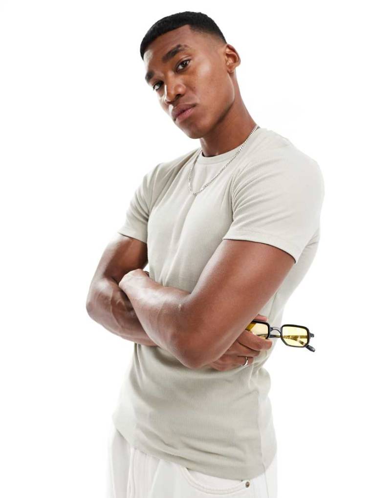 ASOS DESIGN - Körperbetontes, geripptes Basic-T-Shirt in Steinbeige-Neutral von ASOS DESIGN