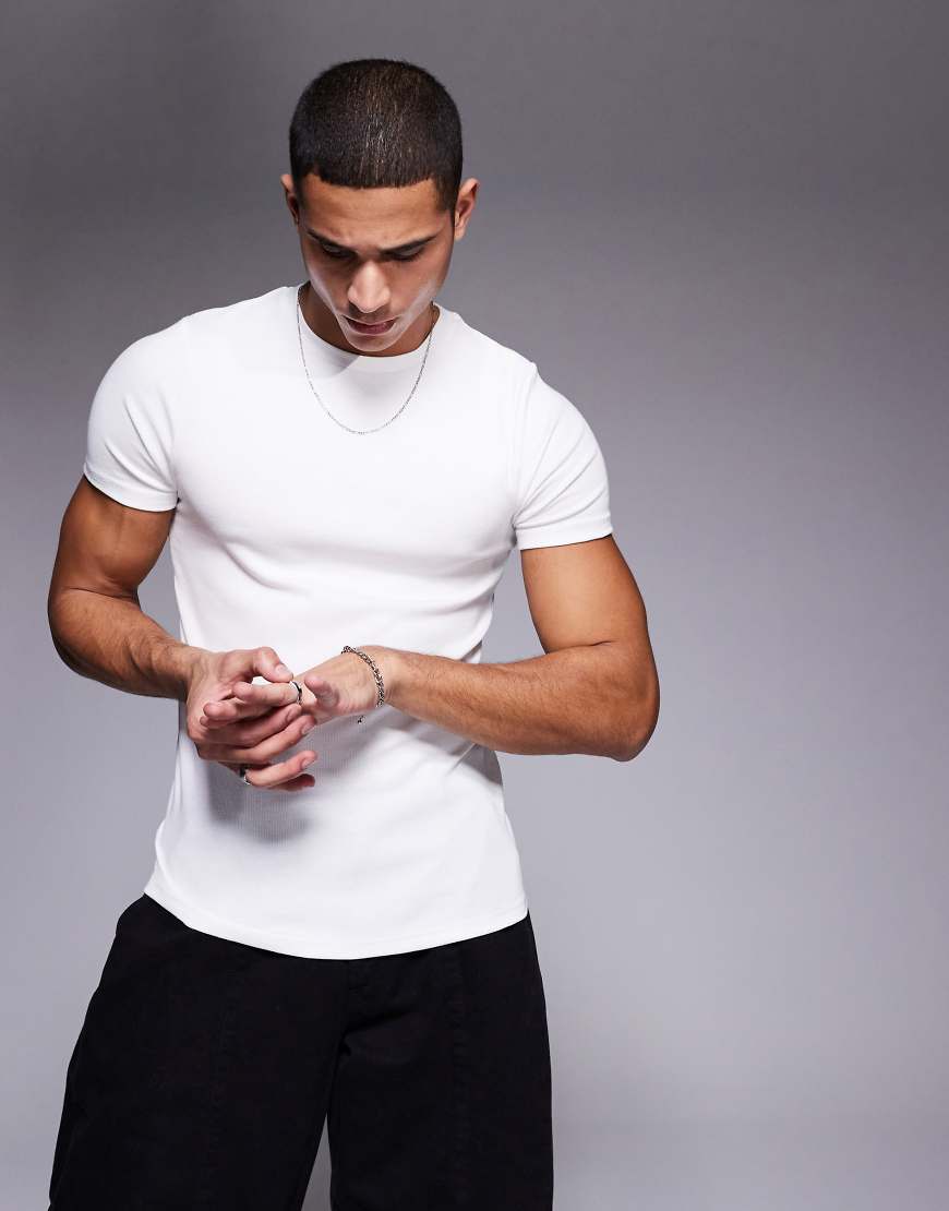 ASOS DESIGN - Körperbetontes, geripptes Basic-T-Shirt in Weiß von ASOS DESIGN