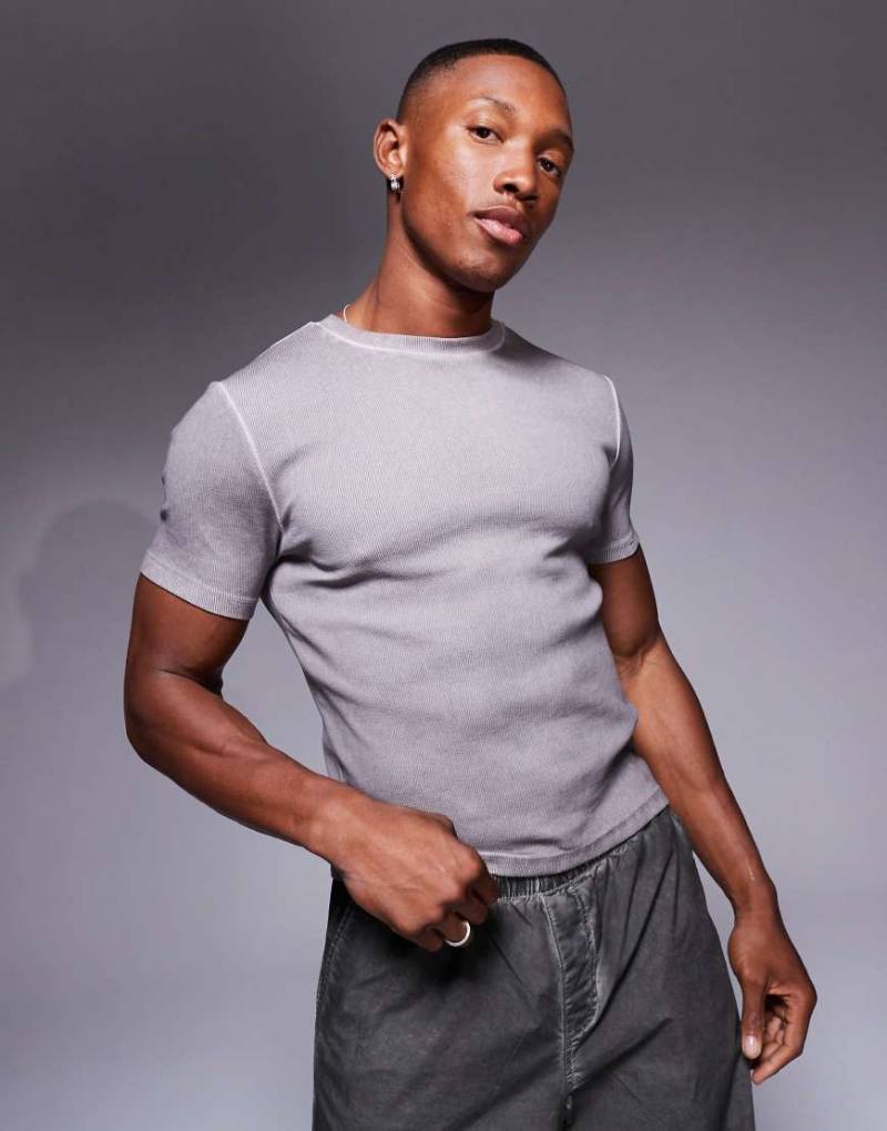 ASOS DESIGN - Geripptes Basic-T-Shirt in verwaschenem Schwarz mit körperbetontem Schnitt-Grau von ASOS DESIGN