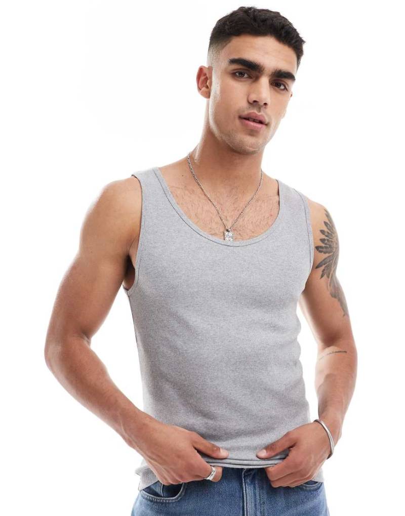 ASOS DESIGN - Essential - Geripptes Muskelshirt in meliertem Grau-Bunt von ASOS DESIGN