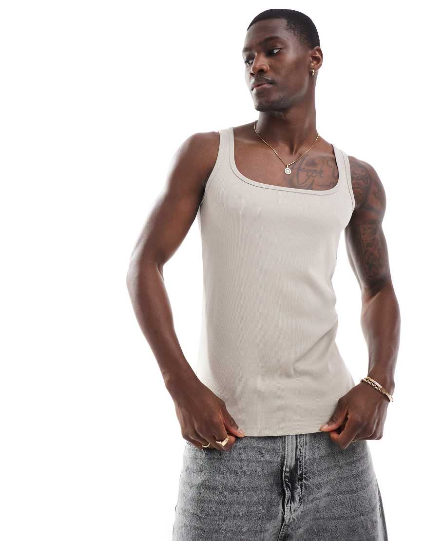 ASOS DESIGN - Geripptes Basic-Muskelshirt in Steinbeige mit eckigem Ausschnitt-Neutral ASOS DESIGN - Geripptes Basic-Muskelshirt in Steinbeige mit eckigem Ausschnitt-Neutral von ASOS DESIGN