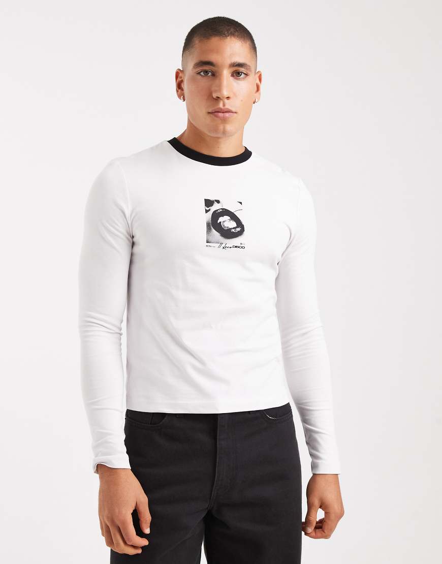 ASOS DESIGN - Körperbetontes, langärmliges Shirt in Weiß mit Print von ASOS DESIGN
