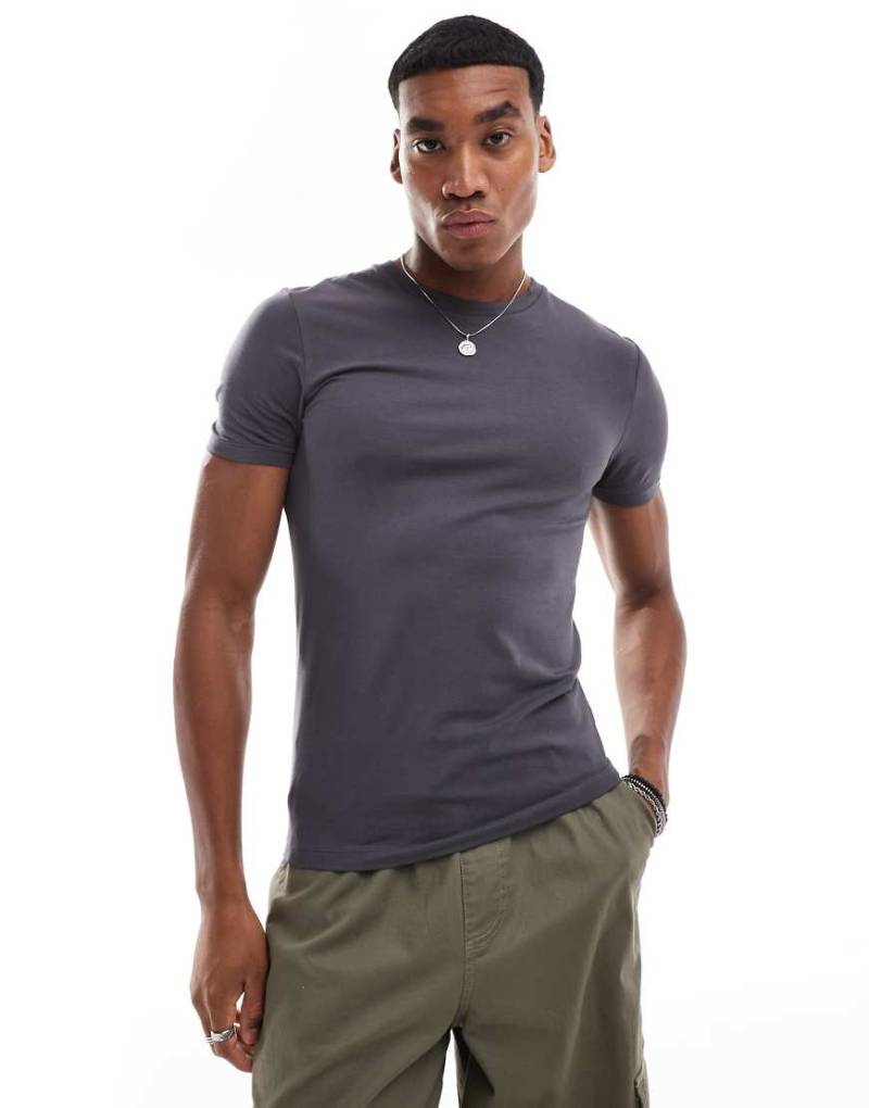 ASOS DESIGN - Körperbetontes Basic-T-Shirt in Anthrazit-Grau von ASOS DESIGN