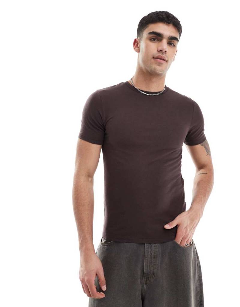 ASOS DESIGN - Körperbetontes Basic-T-Shirt in Braun von ASOS DESIGN