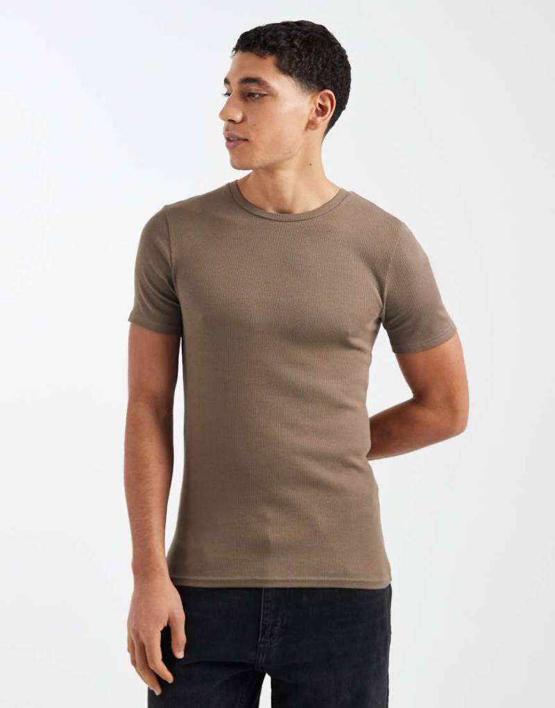 ASOS DESIGN - Körperbetontes Basic-T-Shirt in geripptem Braun-Brown von ASOS DESIGN