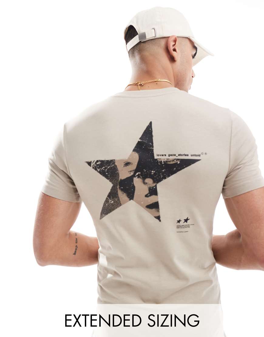 ASOS DESIGN - Körperbetontes T-Shirt in Braun mit Rückenprint im Street-Design-Neutral von ASOS DESIGN