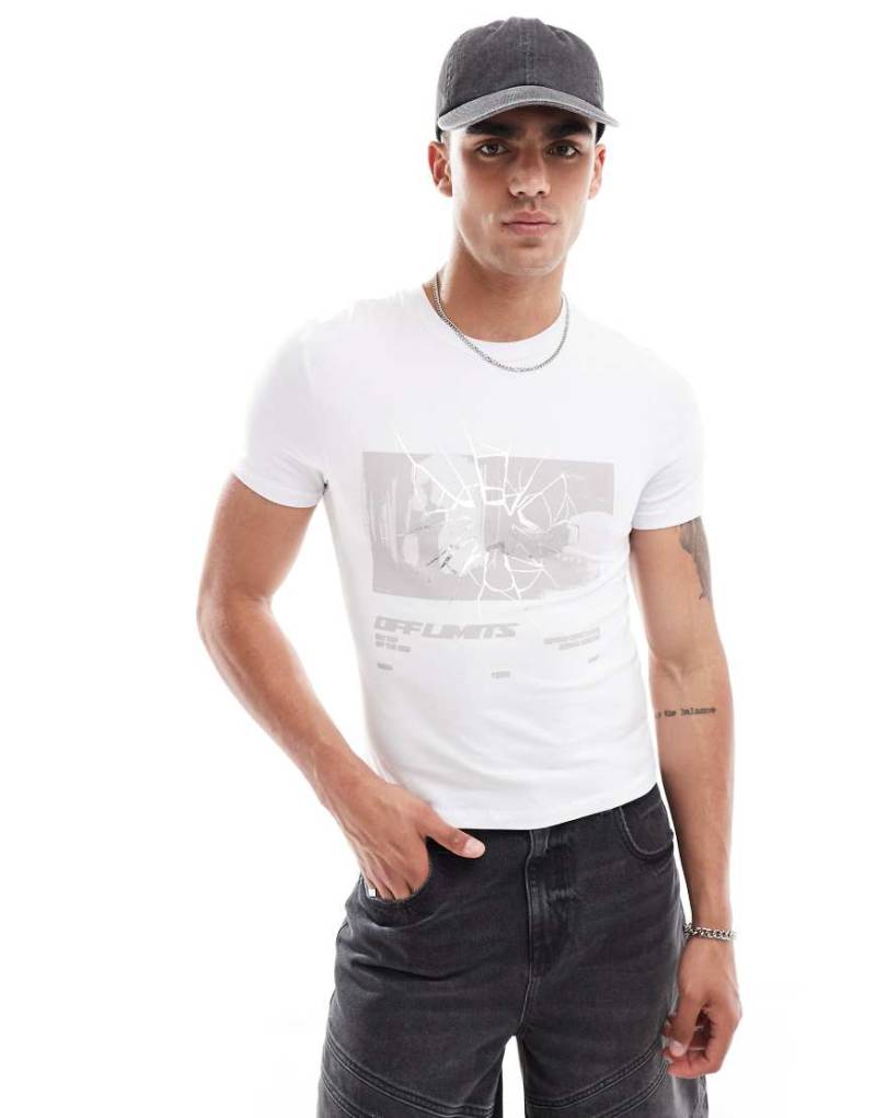 ASOS DESIGN - Körperbetontes T-Shirt in Weiß mit Front-Print in zerbrochener Optik von ASOS DESIGN