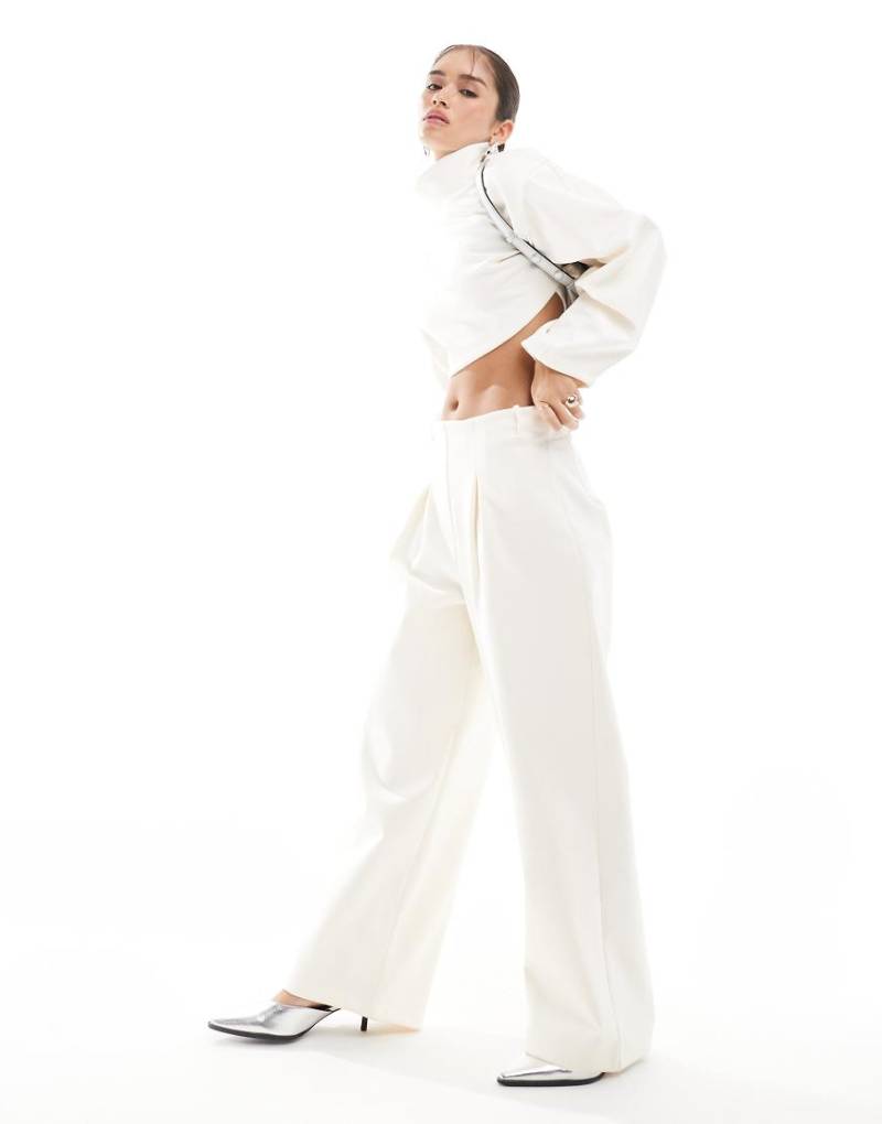 ASOS DESIGN - Kokon-Hose in der Farbe Kokosmilch mit plissierter Vorderseite-Weiß ASOS DESIGN - Kokon-Hose in der Farbe Kokosmilch mit plissierter Vorderseite-Weiß von ASOS DESIGN