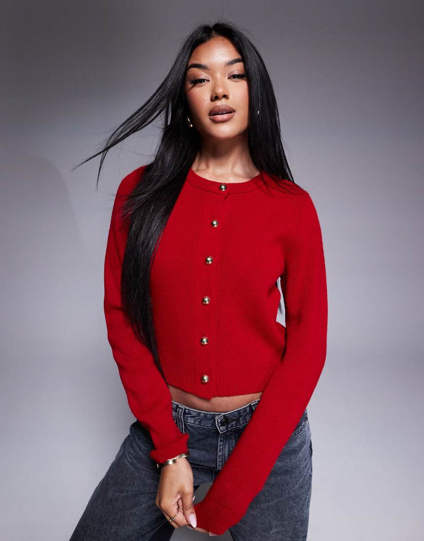 ASOS DESIGN - Kompakte Strickjacke in Rot mit goldfarbenen Knöpfen ASOS DESIGN - Kompakte Strickjacke in Rot mit goldfarbenen Knöpfen von ASOS DESIGN
