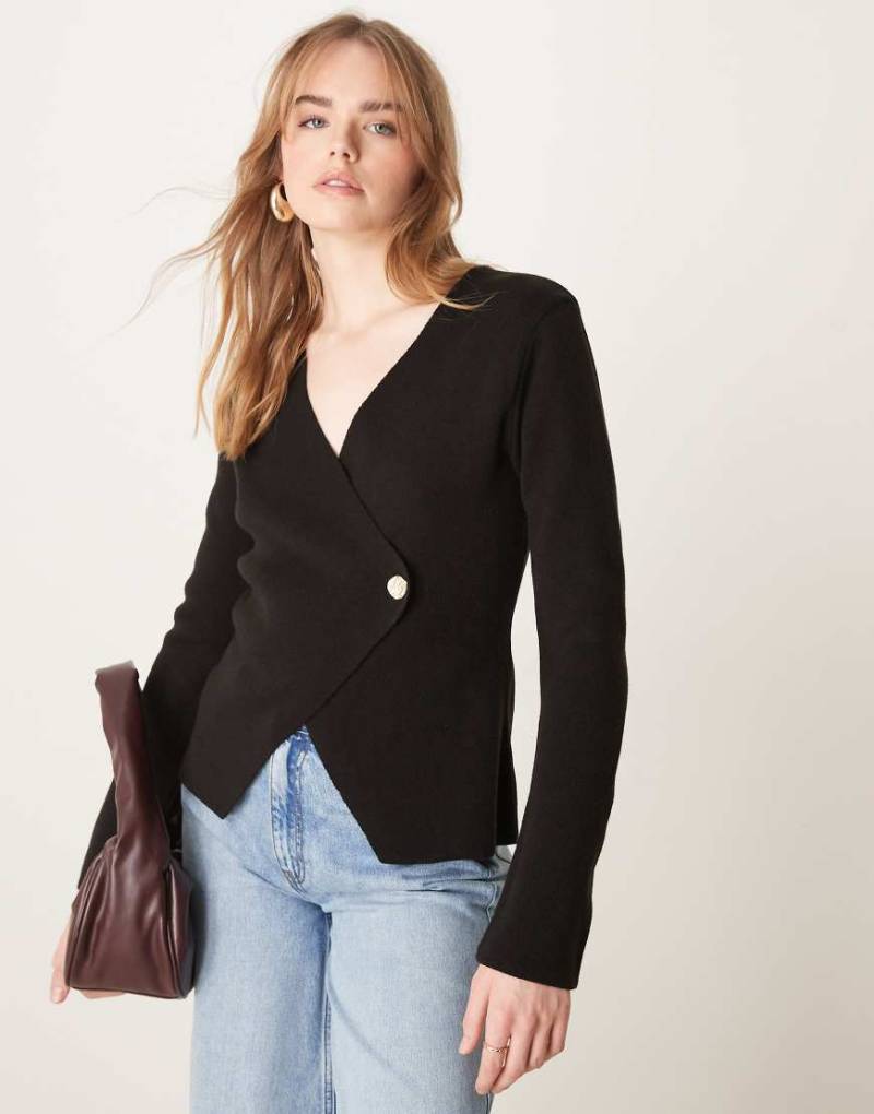 ASOS DESIGN - Kompakte Strickjacke in Schwarz mit asymmetrischem Design und großem Knopf von ASOS DESIGN
