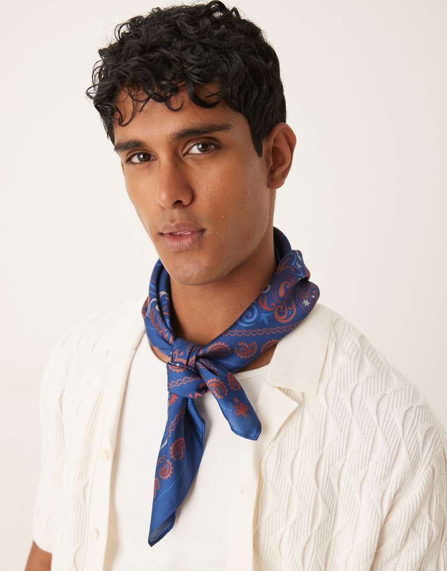 ASOS DESIGN - Kopftuch aus Satin in Blau und Orange mit Paisley-Print von ASOS DESIGN