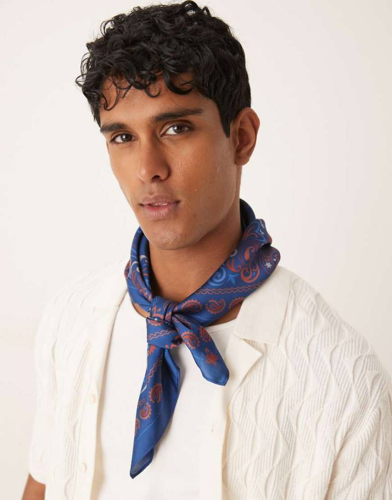 ASOS DESIGN - Kopftuch aus Satin in Blau und Orange mit Paisley-Print von ASOS DESIGN