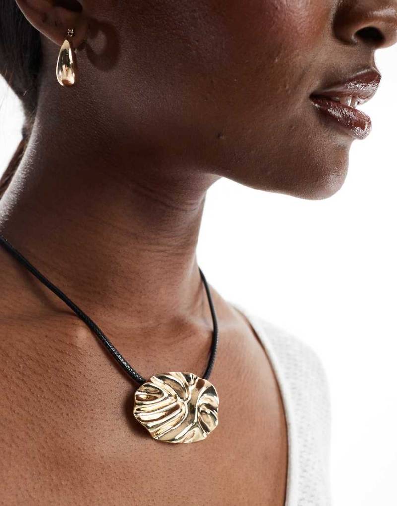 ASOS DESIGN - Kordelkette mit rundem texturiertem Anhänger in Goldoptik-Goldfarben von ASOS DESIGN