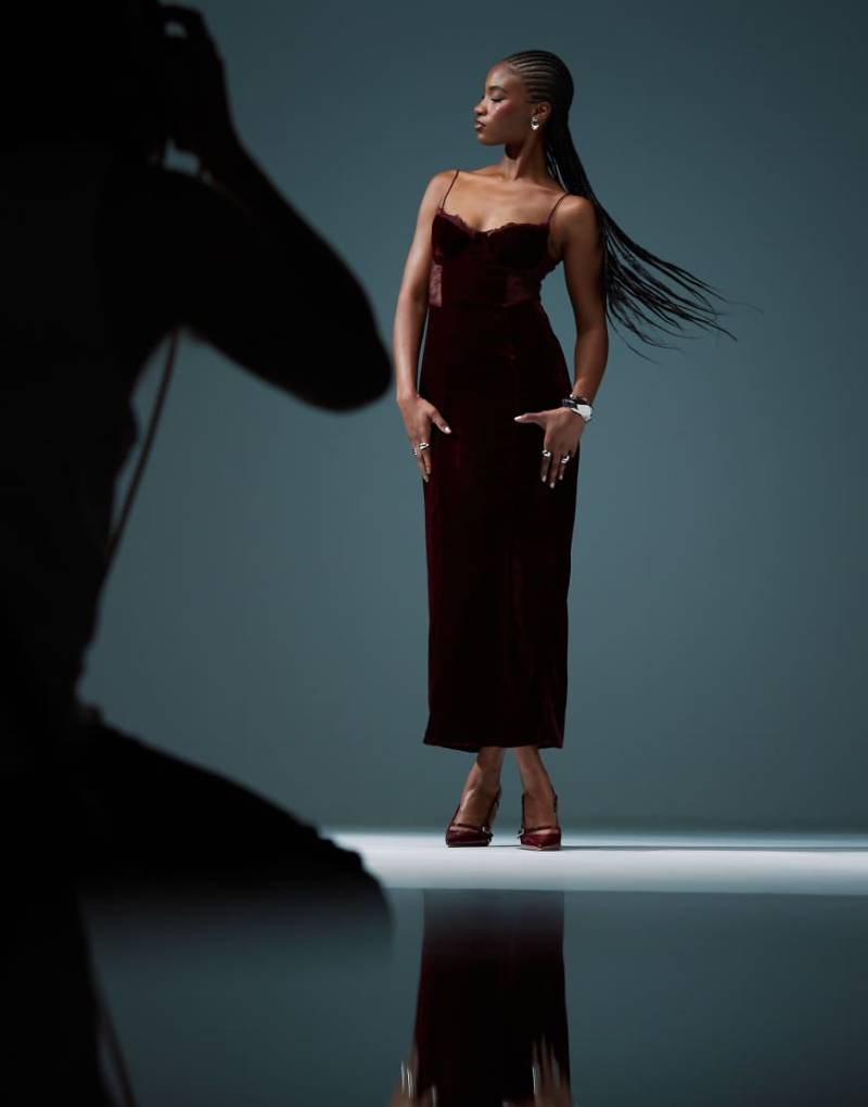 ASOS DESIGN - Korsett-Midikleid aus Samt in Burgunderrot mit Spitzenborte von ASOS DESIGN