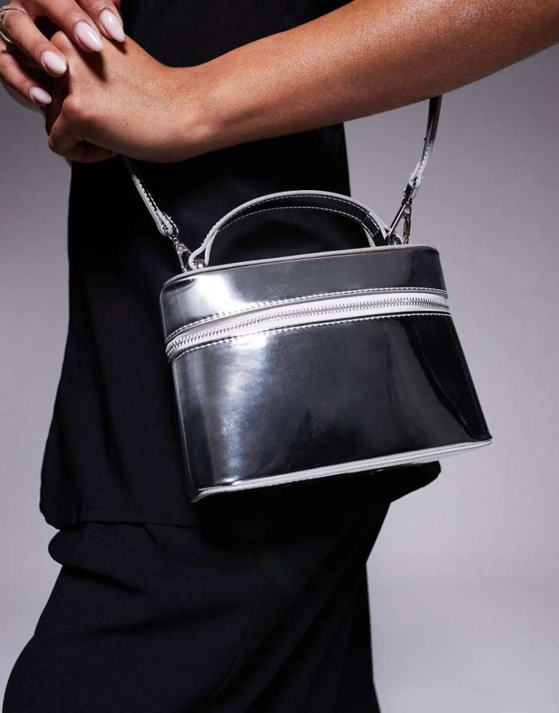 ASOS DESIGN - Kosmetiktasche in Hochglanz-Silber mit abnehmbarem Umhängeriemen von ASOS DESIGN