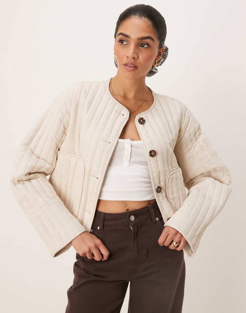ASOS DESIGN - Kragenlose Cropped-Steppjacke aus Leinen in Hellbeige-Neutral von ASOS DESIGN