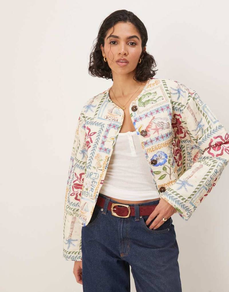 ASOS DESIGN - Kragenlose Cropped Steppjacke mit Postkartenmuster-Bunt von ASOS DESIGN