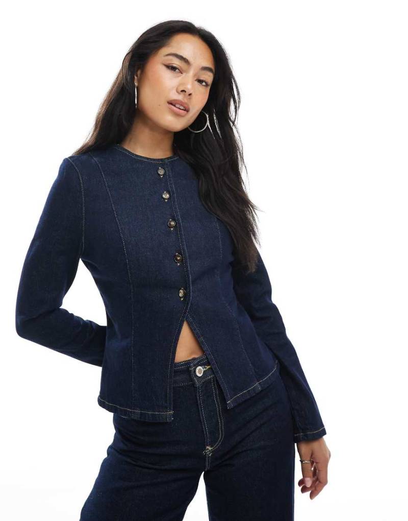 ASOS DESIGN - Kragenlose Jacke aus Denim in Rinse-Waschung mit Schulterpolstern und tailliertem Schnitt-Marineblau von ASOS DESIGN