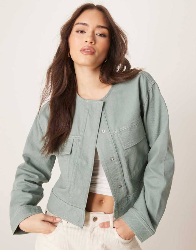 ASOS DESIGN - Kragenlose Jacke aus Twill in Grün-Neutral von ASOS DESIGN