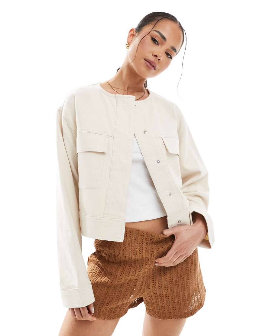 ASOS DESIGN - Kragenlose Jacke aus Twill in Hellbeige-Neutral von ASOS DESIGN