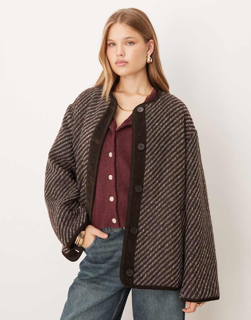 ASOS DESIGN - Kragenlose Jacke mit Fischgrätmuster in Blau und Burgunderrot von ASOS DESIGN