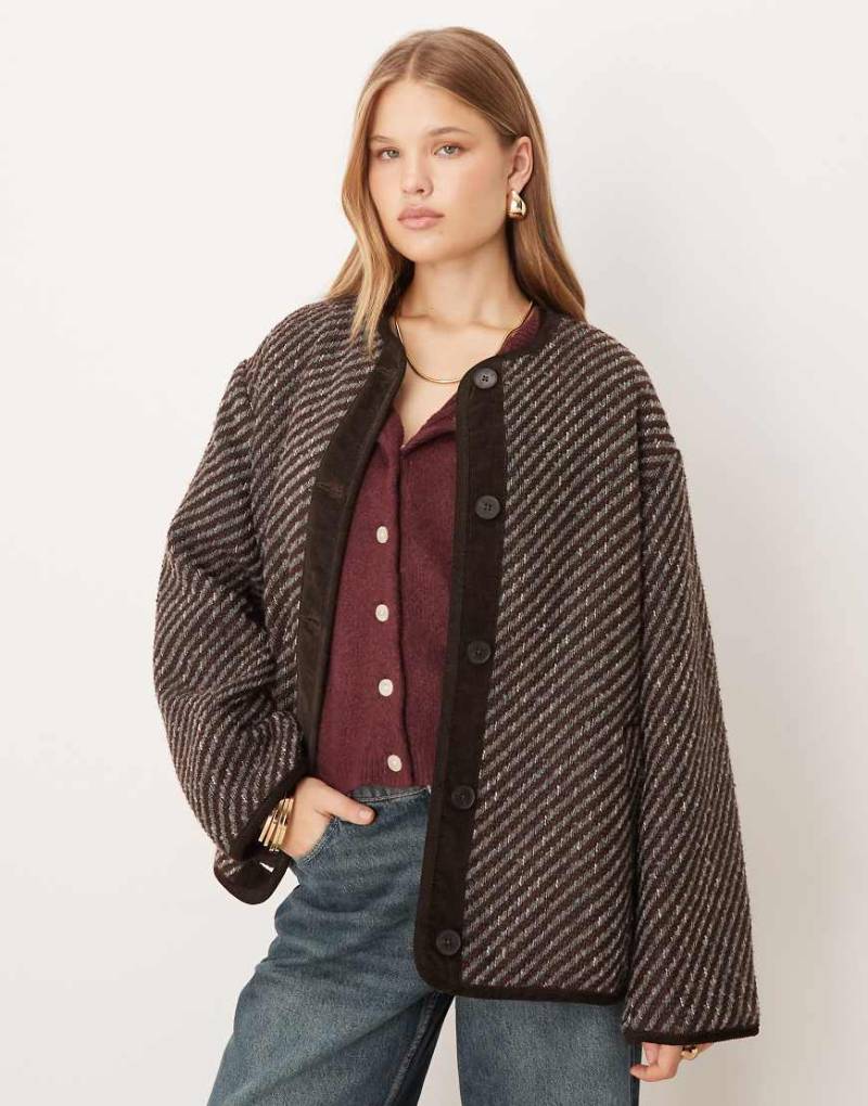 ASOS DESIGN - Kragenlose Jacke mit Fischgrätmuster in Blau und Burgunderrot von ASOS DESIGN