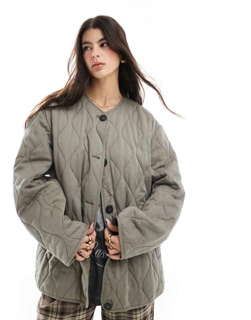 ASOS DESIGN - Kragenlose Steppjacke in Khaki mit abgerundetem Saum-Grün von ASOS DESIGN
