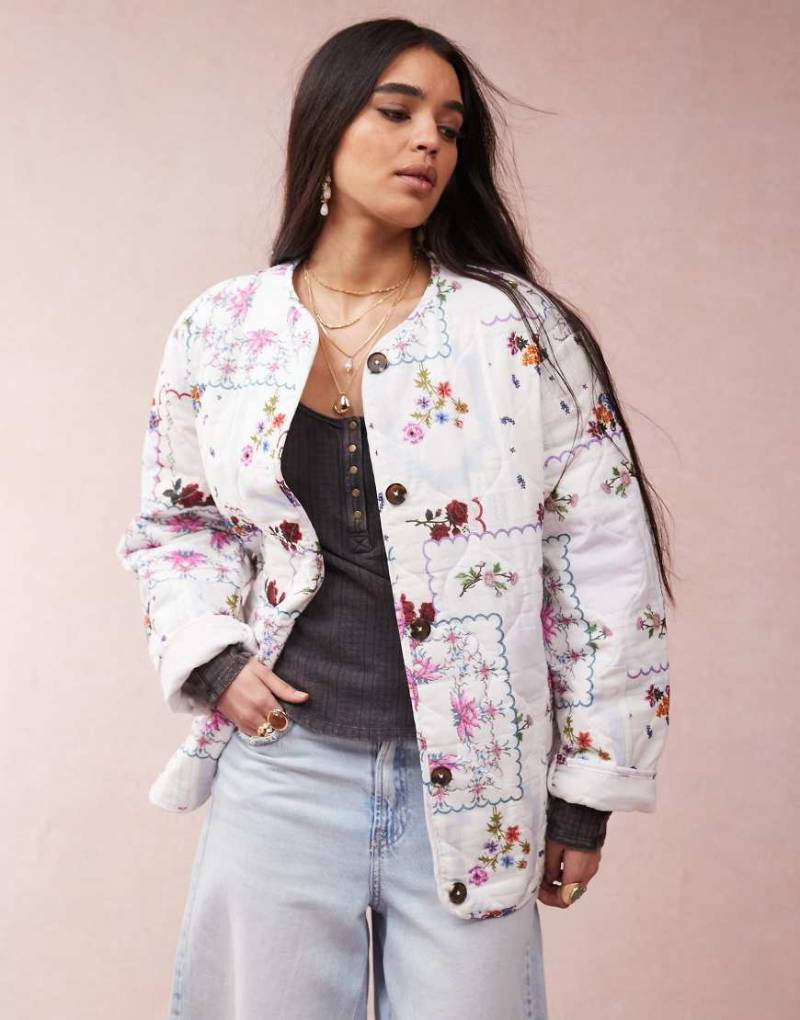 ASOS DESIGN - Kragenlose Steppjacke mit Taschentuchprint und abgerundetem Saum-Keine Farbe von ASOS DESIGN