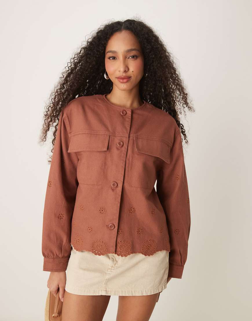 ASOS DESIGN - Kragenlose Twill-Jacke in Terrakotta mit Lochstickerei-Braun von ASOS DESIGN
