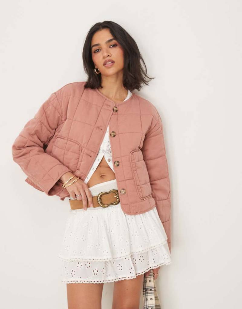 ASOS DESIGN - Kragenlose kurze Steppjacke in Altrosa-Keine Farbe von ASOS DESIGN