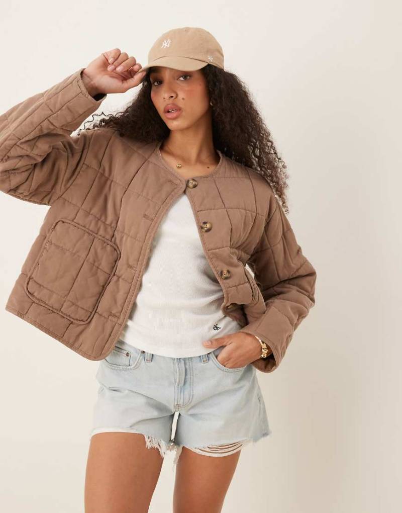 ASOS DESIGN - Kragenlose kurze Steppjacke in Pilzbraun-Grau von ASOS DESIGN